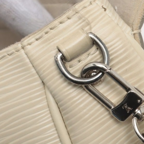 Authentic Louis Vuitton Epi Pochette Montaigne  - Picture 7 of 14